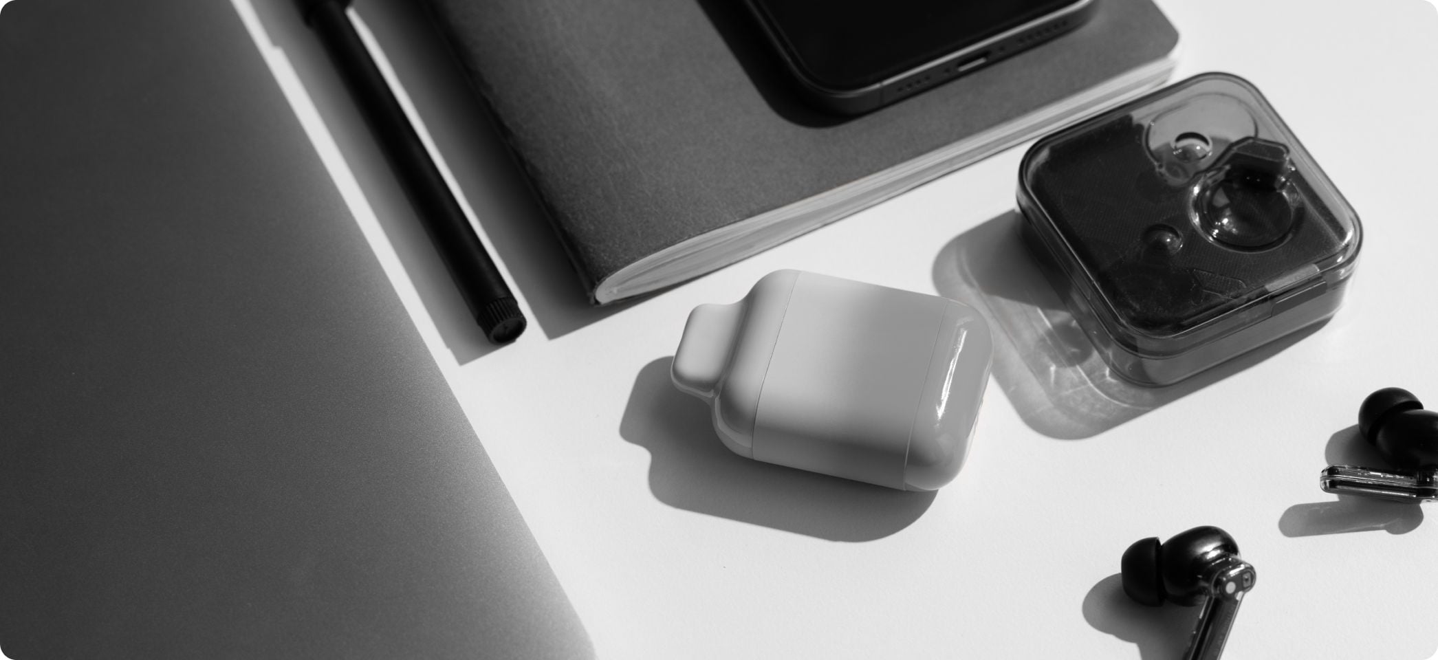 Bild på en engångsvape och hörlurar på ett bord - är vape bättre än cigg?