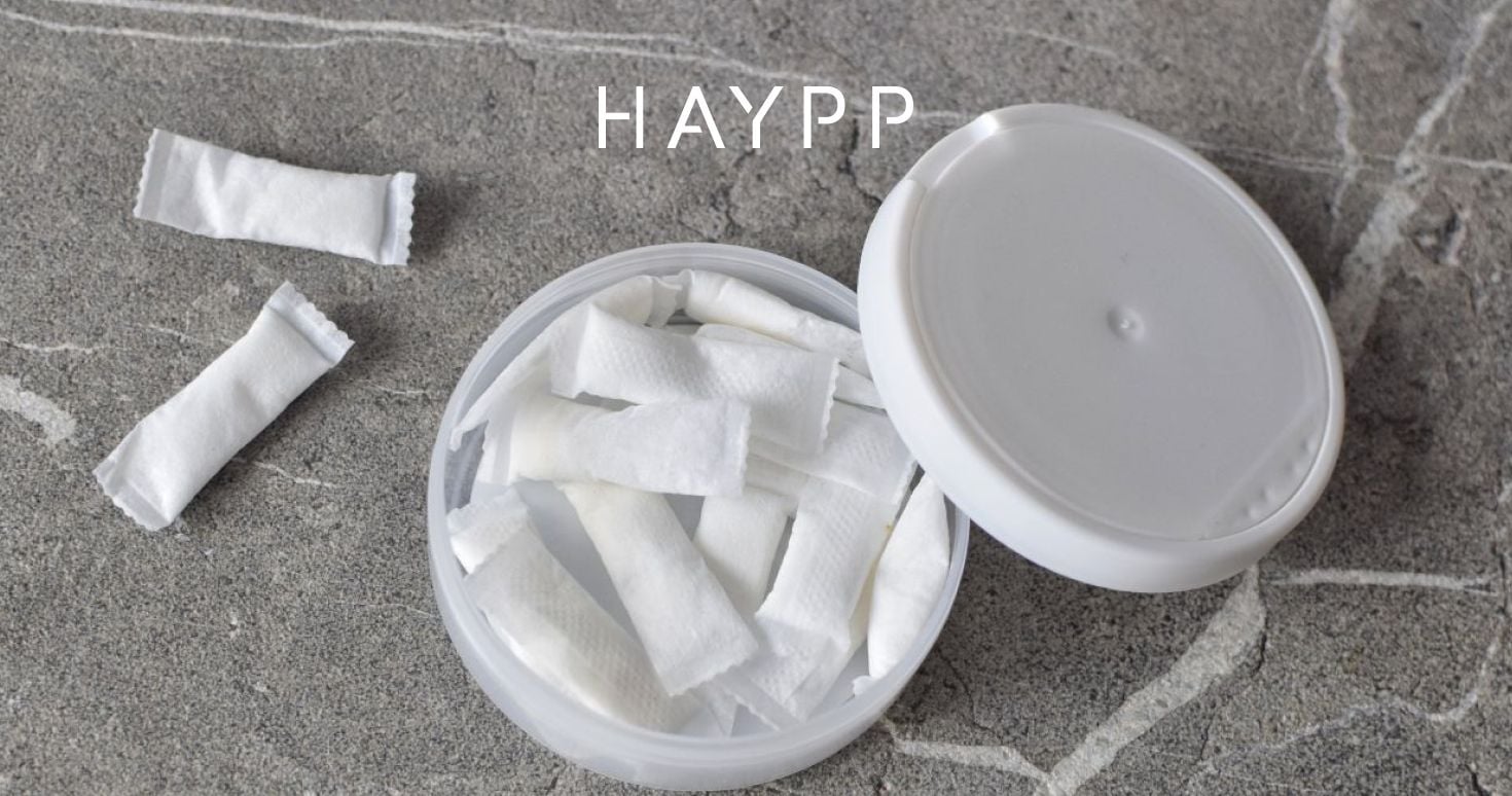 Vitt snus i en öppen snusdosa