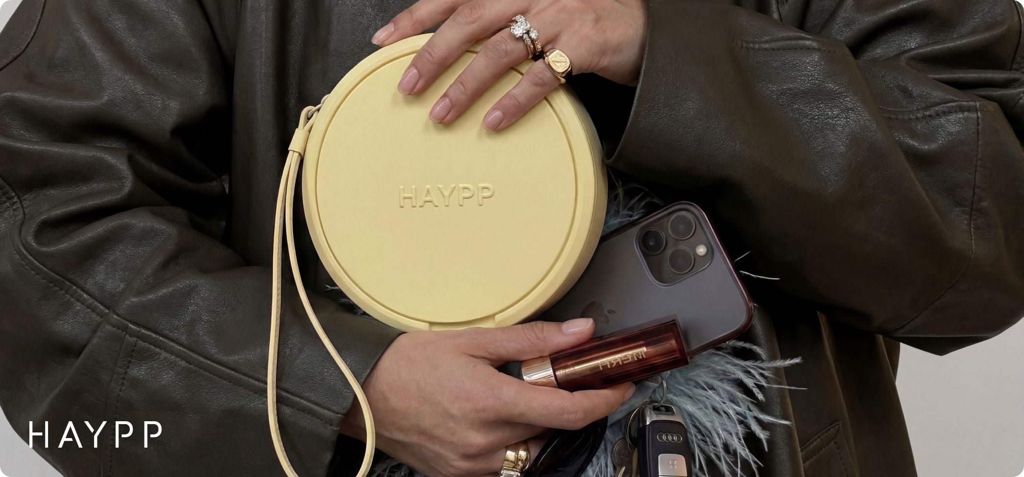 Kvinna som håller i en snusväska - Haypps nya satsning snusväskan