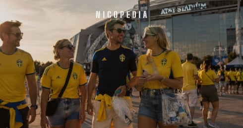 Svenska fans som står utanför fotbollsarena